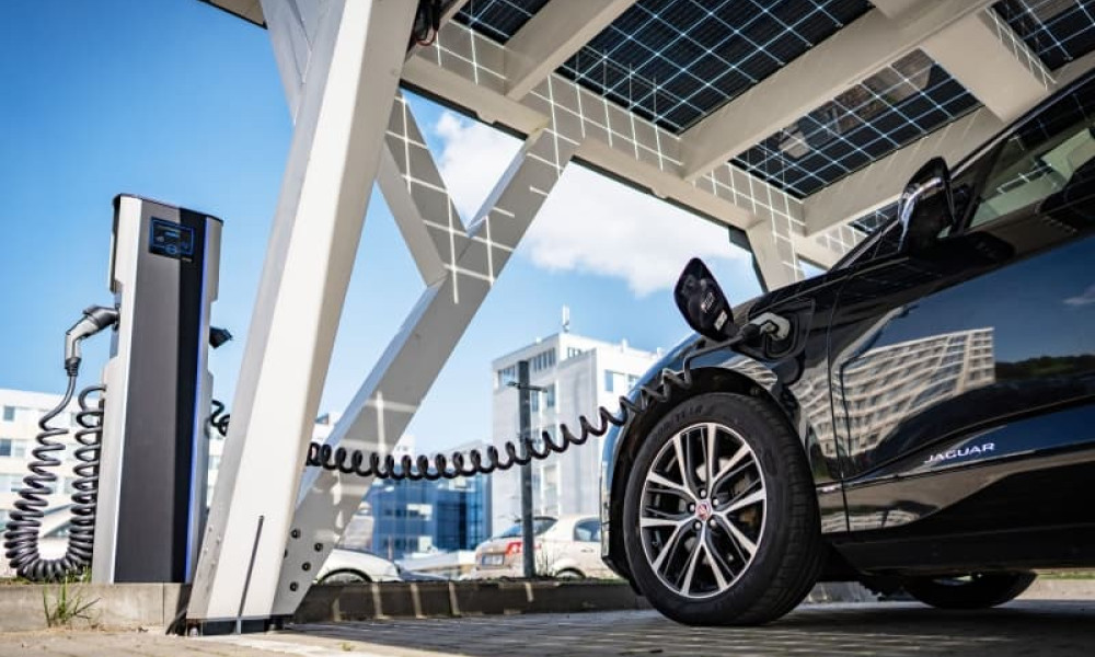 Holzrahmen Solar Carport mit integrierten Solarmodulen