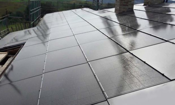 Schwarze PV-Dachziegel
