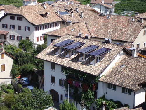 Luftaufnahme des Gebäudes: Die Module bilden einen Kontrast zu den traditionellen Dachsystem der umliegenden Häuser © Gebäudeeigentümer