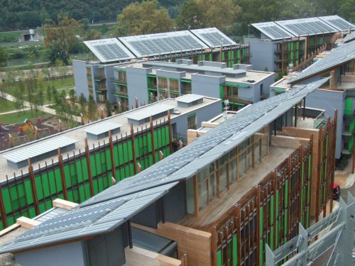 Die Module sind auf den meisten Gebäuden des Stadtteils als verbindendes Element platziert © FAR System Srl