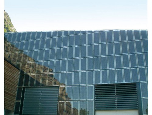 Westfassade: Füllmodule am oberen Rand folgen dem Dachprofil © Ing. Klaus Fleischmann
