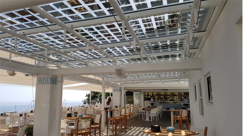 Die BIPV-Module spenden Schatten auf der Terrasse © GruppoSTG Srl