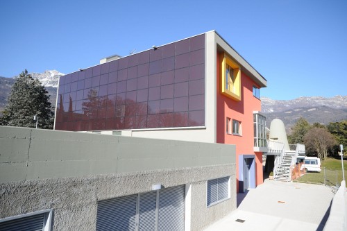 Die BIPV-Fassade ist gut sichtbar für Bürger und Besucher der Stadt © Arch. Gianluca Perottoni