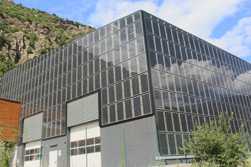 Die Anlage erzeugt als Kaltfassade vor den lichtundurchlässigen Bereichen einen Kamineffekt © Ing. Klaus Fleischmann