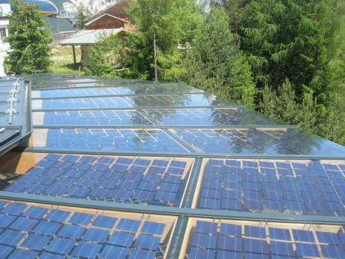Blick von oben auf das BIPV-Glasdach: die sichtbaren Kabelschächte schützen die elektrischen Leitungen © Augustin Clement
