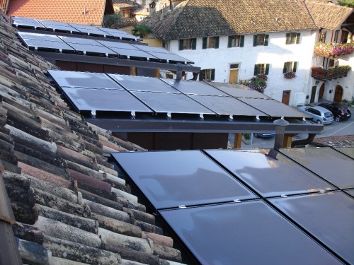 Die BIPV-Anlage ist nur wenig geneigt: Dies erfordert besondere Aufmerksamkeit bei Schneefällen © Gebäudeeigentümer