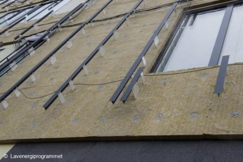 Black mounting brackets and modules give the façade a uniform appearance © Lavenergiprogrammet