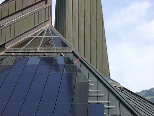 Bauphase, das Blechdach der Kirche und das BIPV-Montagesystem sind immer noch sichtbar © Eurac Research