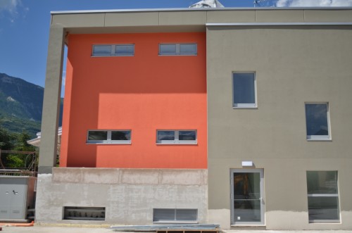 Bauphase: Die südliche Gebäudeaußenwand (jetzt hinter der BIPV-Anlage) ist noch sichtbar © Schüco International Italia Srl