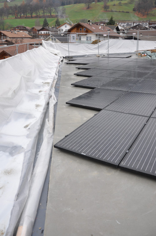 Die moderne BIPV-Technologie wurde in ein traditionelles städtisches Umfeld eingebettet © Elektrostudio