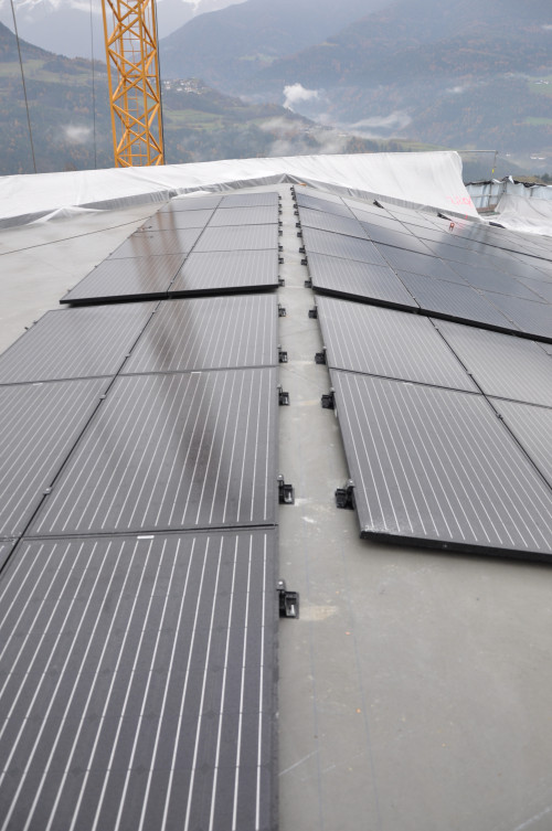 Space between the modules is left in order to permit through passage for the maintenance operations © Elektrostudio