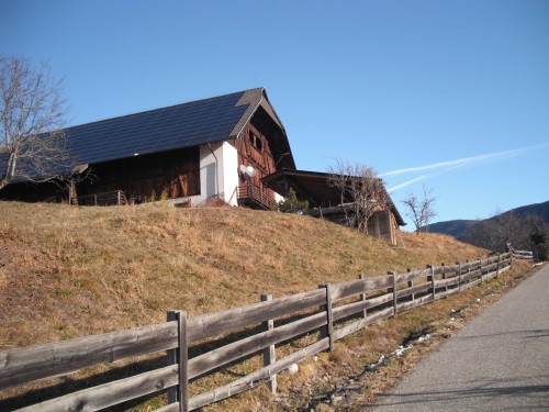 Das Gebäude eingebettet in die Berglandschaft des Salto-Hochplateaus © Ing. Studio Blasbichler Srl