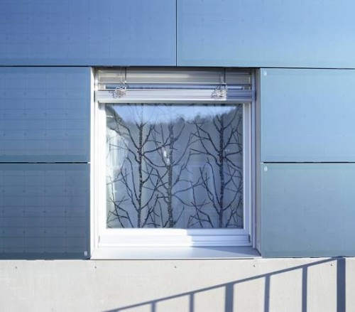 Detail eines blauen BIPV-Moduls © Martin Zeller