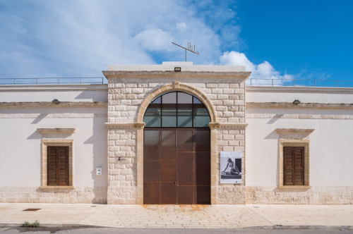 Front view of the building from the street © Alberto Ferrero