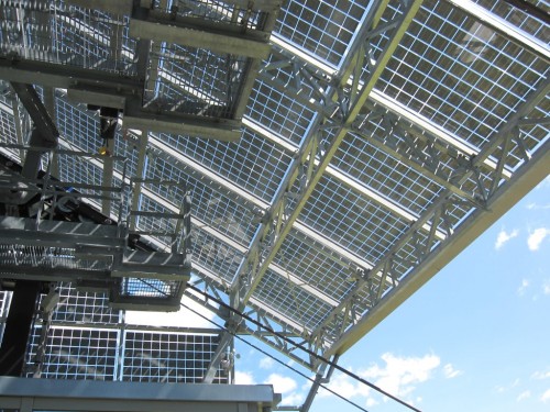 Die Stahltraversen, die BIPV-Anlage stützen © Leitner Electro Srl