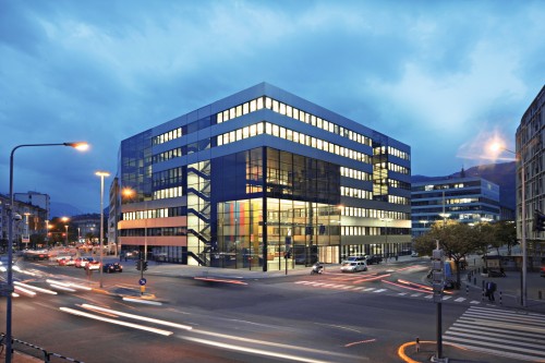 Die Module weisen auf eine stark frequentierte Straße der Stadt © Arch. Wolfgang Simmerle