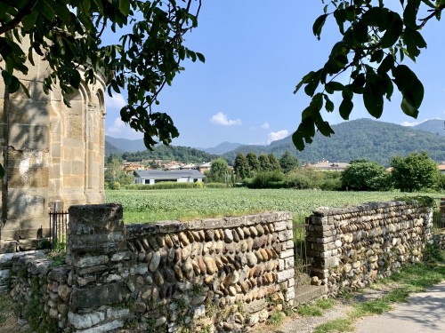 Kirche San Giorgio al Cimitero mit Haus B im Hintergrund © marco minelli architetto