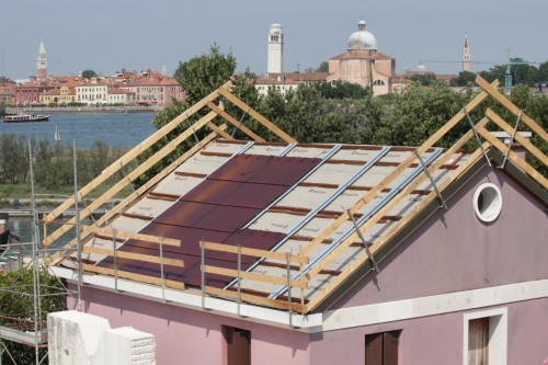 Posa delle tegole fotovoltaiche a sostituzione delle tegole in cotto
