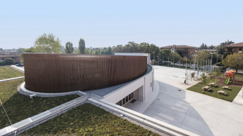  Dal cortile interno si nota il cavedio compreso tra la doppia pelle della sala della comunità