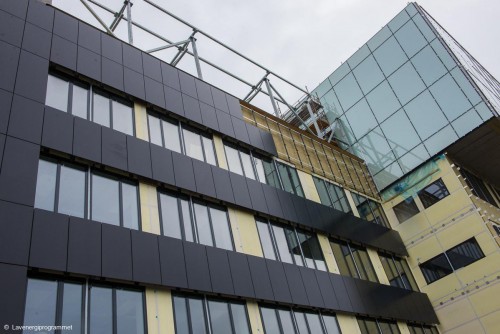 Mounting of the BIPV façade modules © Lavenergiprogrammet