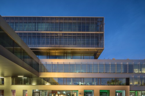 Night view of the BIPV façade © Plöderl/PAUATArchitekten