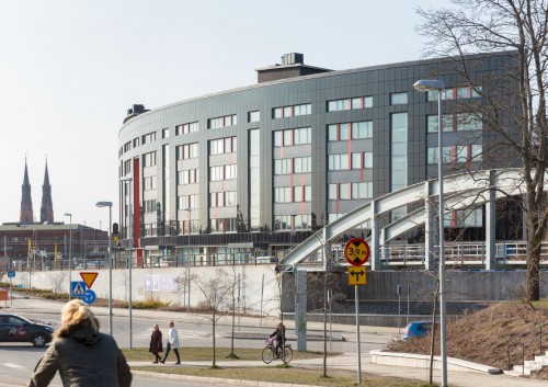 Next to the train station and the city centre © White arkitekter