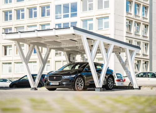 Holzrahmen Solar Carport mit integrierten Solarmodulen © SoliTek
