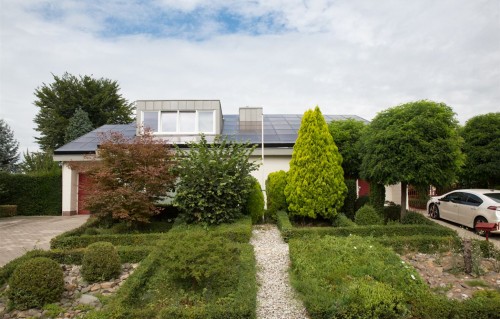 Street view showing the full roof BIPV © BEAUsolar