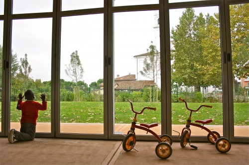 Vista dalla serra solare verso il giardino