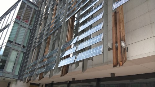 Mit speziellen Spannvorrichtungen an den bestehenden Strukturen befestigte Glas-Glas-Module (b) © FAR System Srl