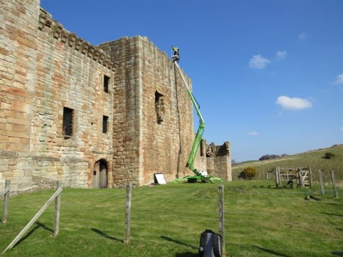 Montage von Photovoltaikmodulen mit der Hilfe eines Krans © Historic Environment Scotland