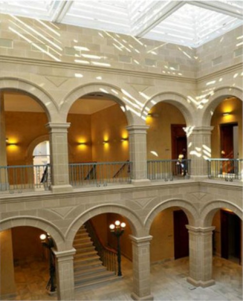 Halle mit Säulengang und BIPV-Dachfenstern © Onyx Solar