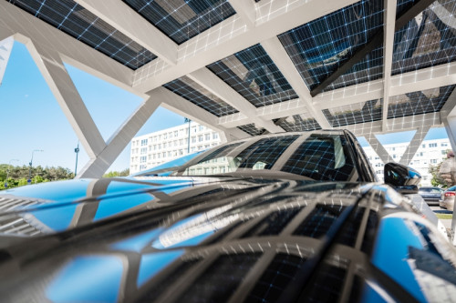 Holzrahmen Solar Carport mit integrierten Solarmodulen © SoliTek