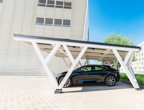 Holzrahmen Solar Carport mit integrierten Solarmodulen © SoliTek