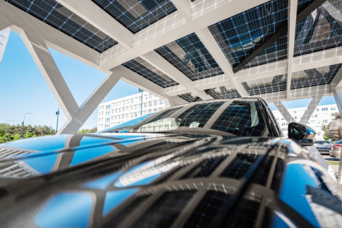 Holzrahmen Solar Carport mit integrierten Solarmodulen © SoliTek